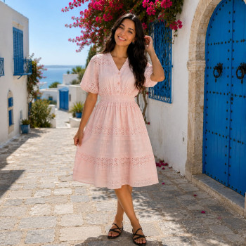 Robe midi poudré en broderie anglaise