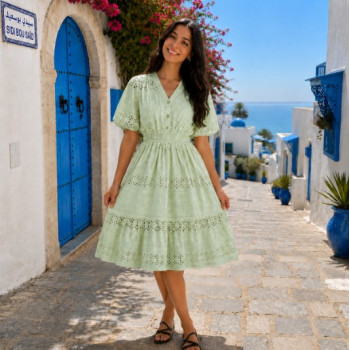 Robe midi poudré en broderie anglaise