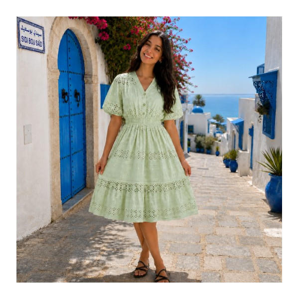 Robe midi poudré en broderie anglaise
