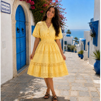 Robe midi poudré en broderie anglaise