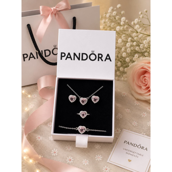 La parure comprend un collier, une bague et un bracelet